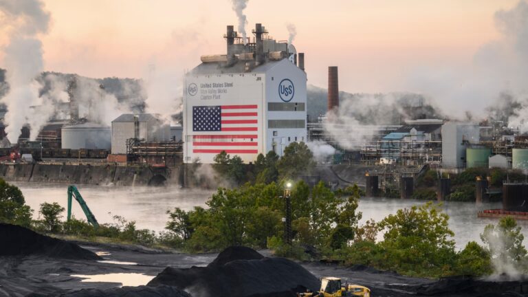 Trump holds a rally on us steel to help investors