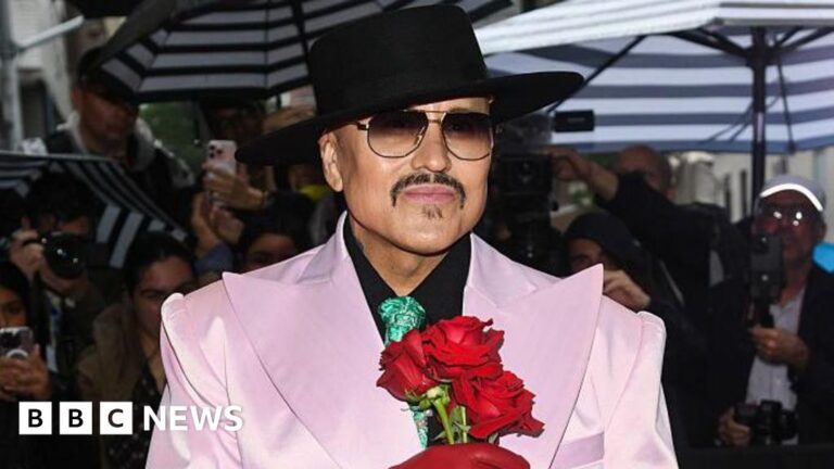 Willie Chavalia is sorry after the cultural budget queue for Adidas shoes Willie chavalia is sorry after the cultural budget queue for