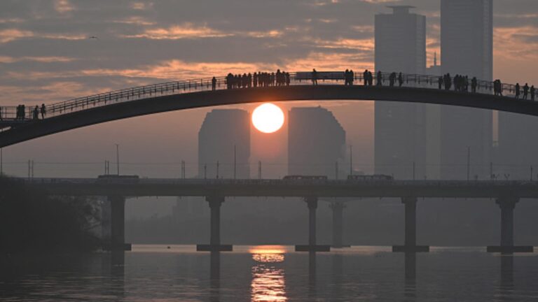 Trade in Asian markets as investors sell technology names on Wall Street Trade in asian markets as investors sell technology names on