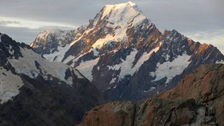 Two climbers die on New Zealand's highest peak, two more rescued Two climbers die on new zealand's highest peak, two more