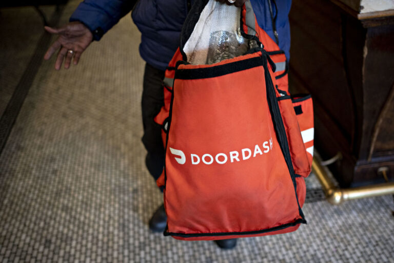 DoorDash driver faces felony charge after allegedly spraying customer's food Doordash driver faces felony charge after allegedly spraying customer's food