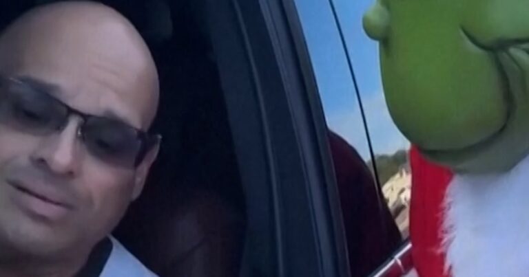 Florida police officer pulls people over as Grinch Florida police officer pulls people over as grinch